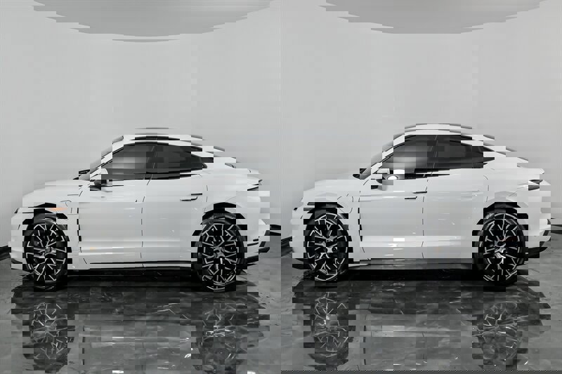 Used 2021 Porsche Taycan image 7