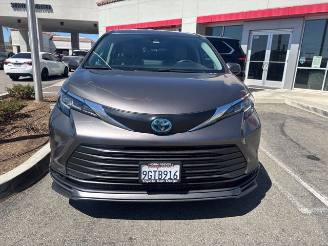 Used 2023 Toyota Sienna LE FWD image 2