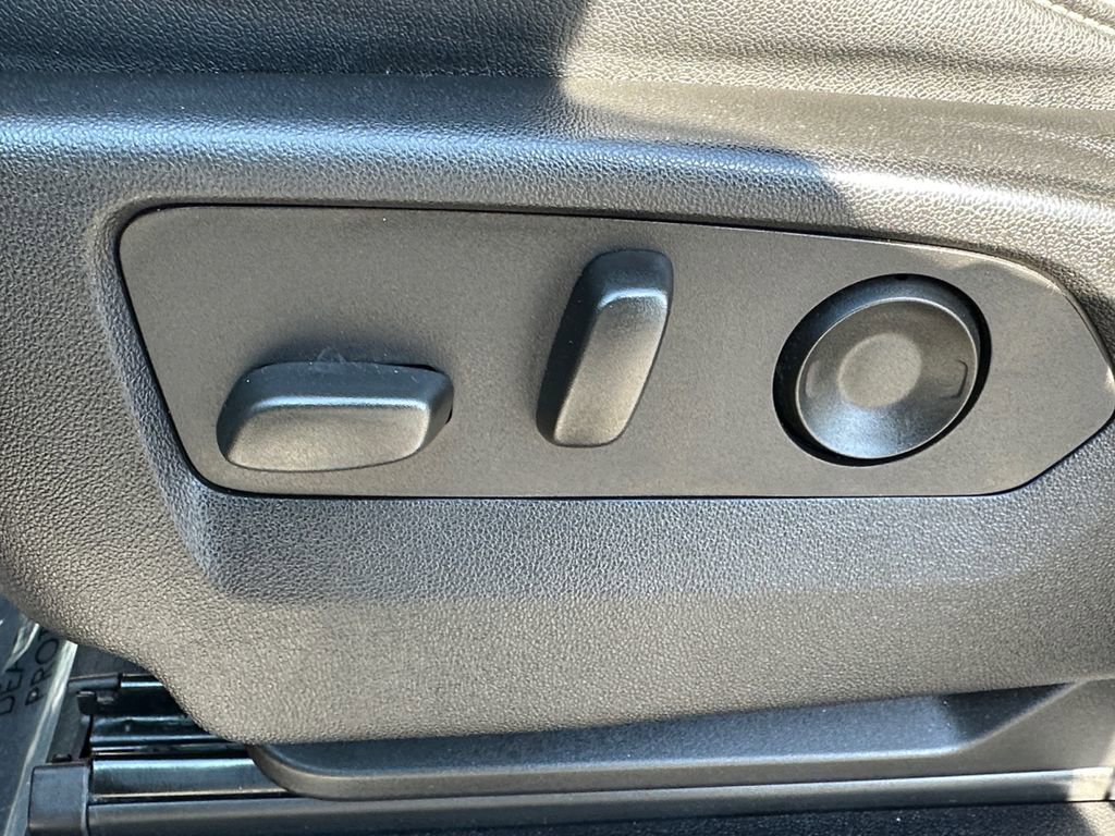 Used 2023 GMC Yukon SLT w/ SLT Luxury Package image 10