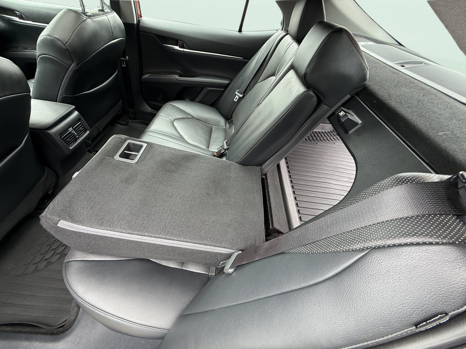Used 2021 Toyota Camry XLE w/ Navigation Package FWD image 12