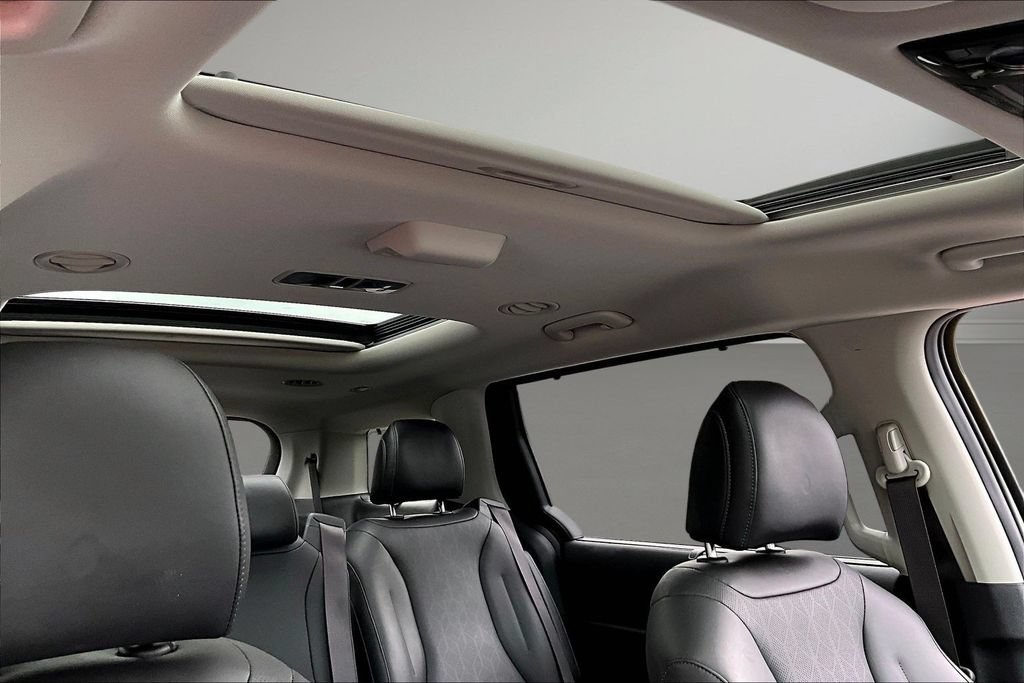 Used 2025 Kia Carnival SX w/ SX Dark Edition Package FWD image 28