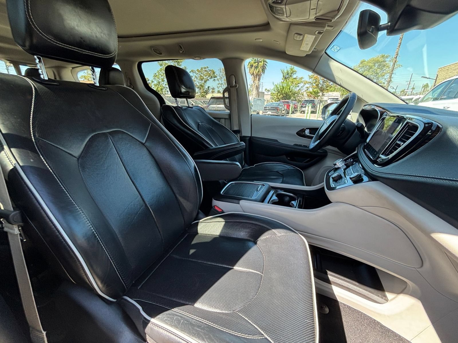 Used 2023 Chrysler Pacifica Limited FWD image 40