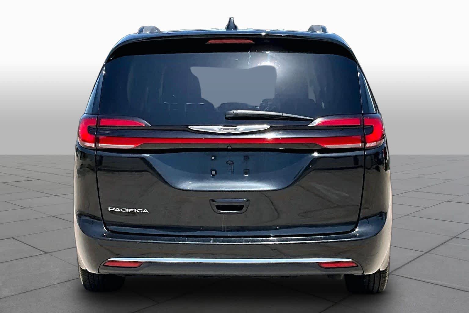 Used 2022 Chrysler Pacifica Touring-L FWD image 5