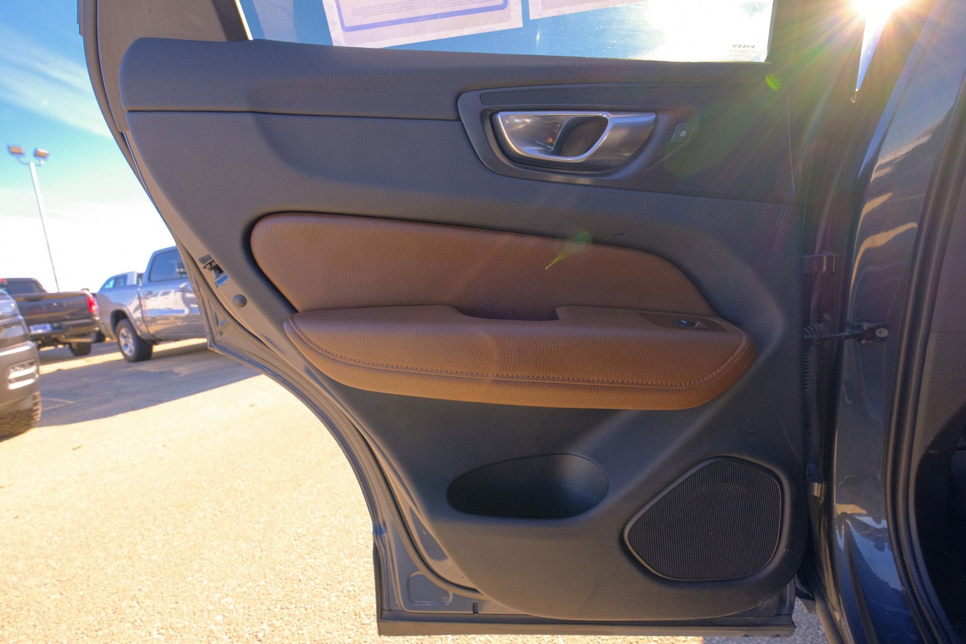 Used 2022 Volvo XC60 B5 Momentum image 29