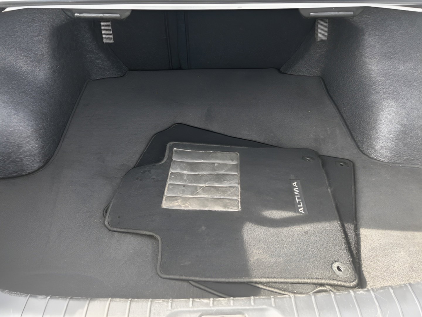 Used 2025 Nissan Altima 2.5 SV FWD image 9