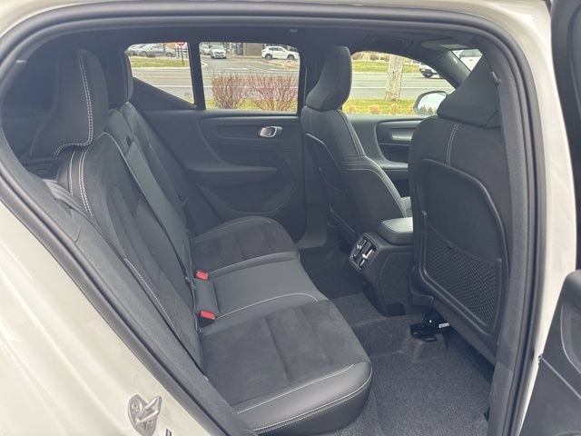Certified 2025 Volvo XC40 B5 Plus AWD/4WD image 12