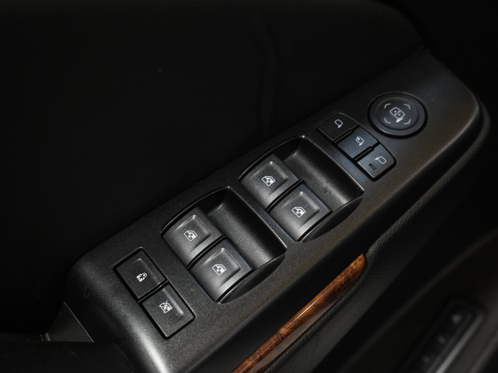 Used 2018 Chevrolet Suburban Premier w/ RST Edition AWD/4WD image 25