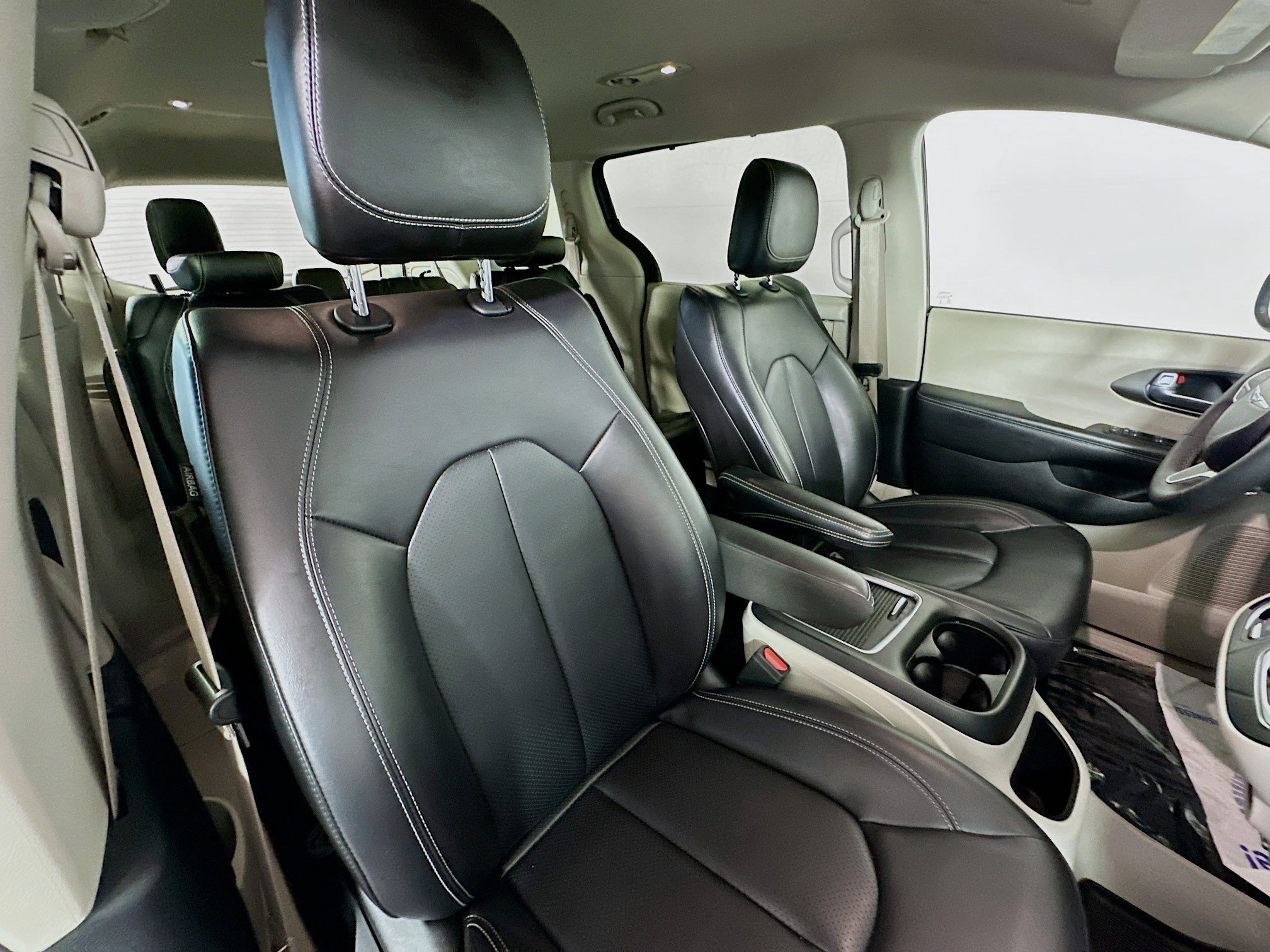 Used 2023 Chrysler Pacifica Touring-L FWD image 27