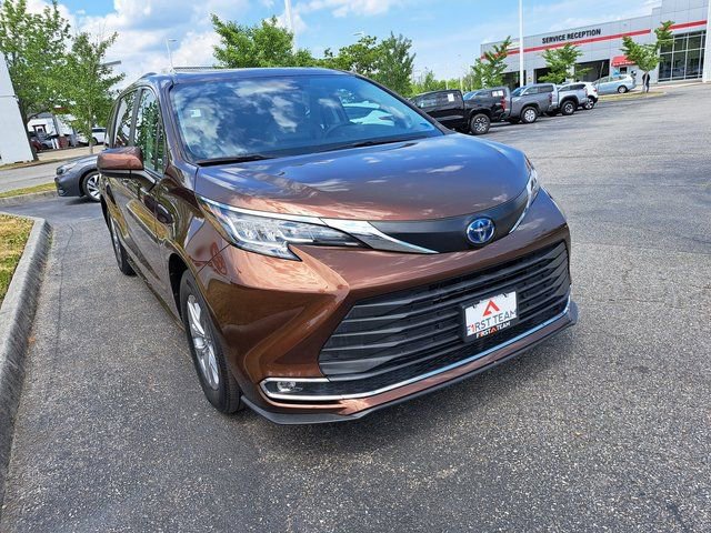 Certified 2022 Toyota Sienna XLE w/ XLE Plus Package FWD image 4