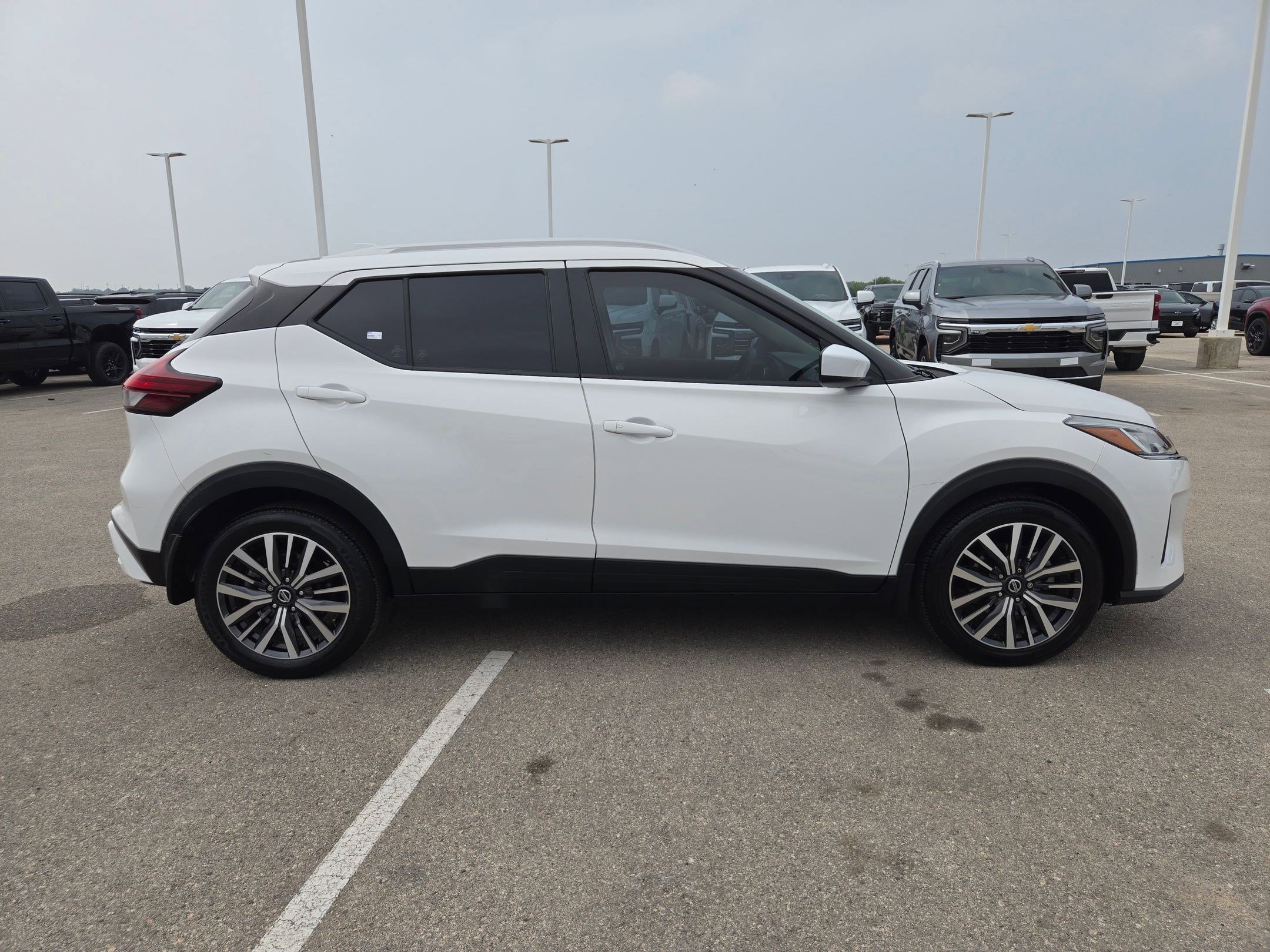 Used 2021 Nissan Kicks SV FWD image 2
