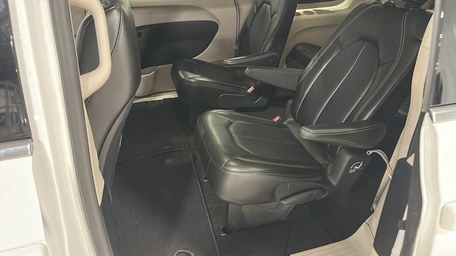 Used 2024 Chrysler Pacifica Touring-L FWD image 21