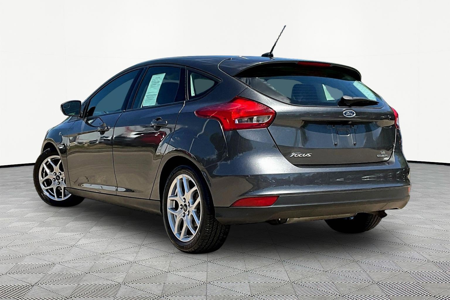 Used 2015 Ford Focus SE w/ Equipment Group 201A FWD image 4