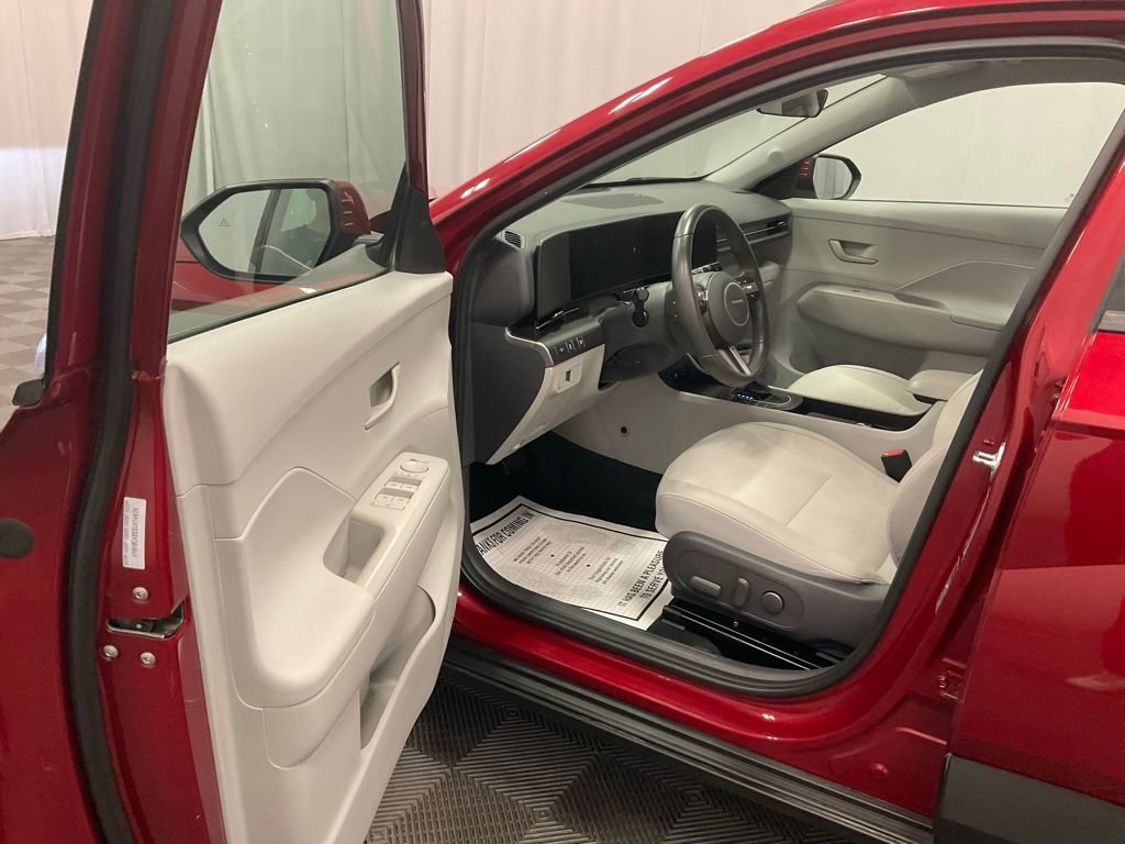 Used 2025 Hyundai Kona SEL AWD/4WD image 4