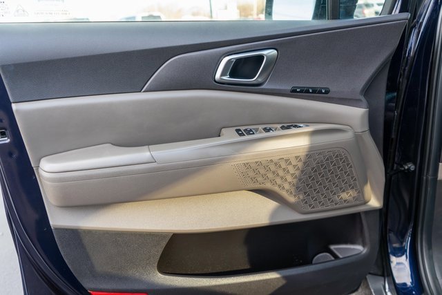 Used 2025 Kia Carnival EX image 25