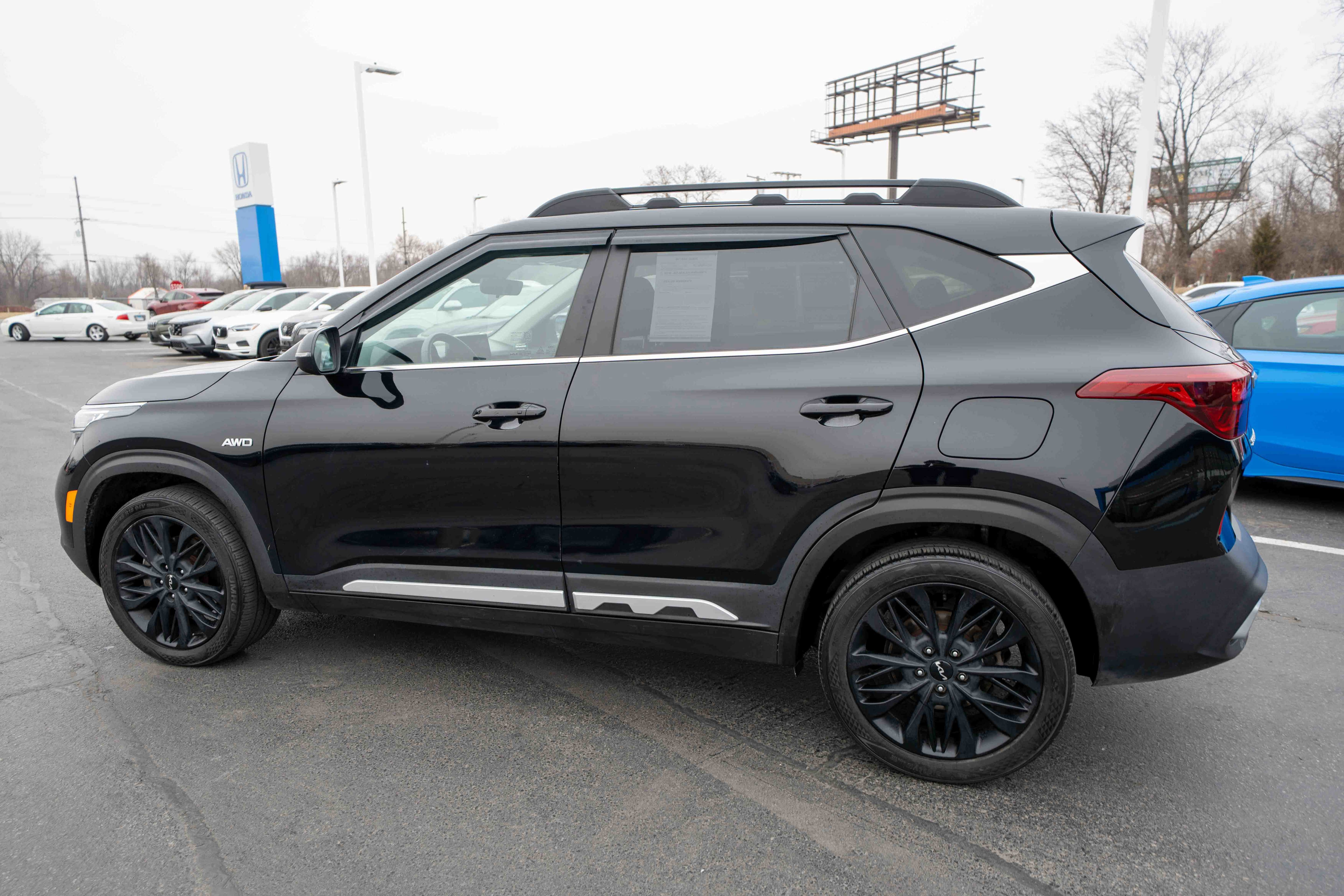 Used 2022 Kia Seltos Nightfall Edition image 4