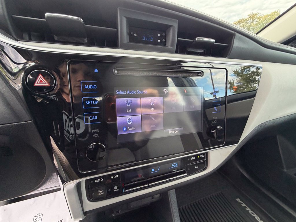 Used 2018 Toyota Corolla LE FWD image 19