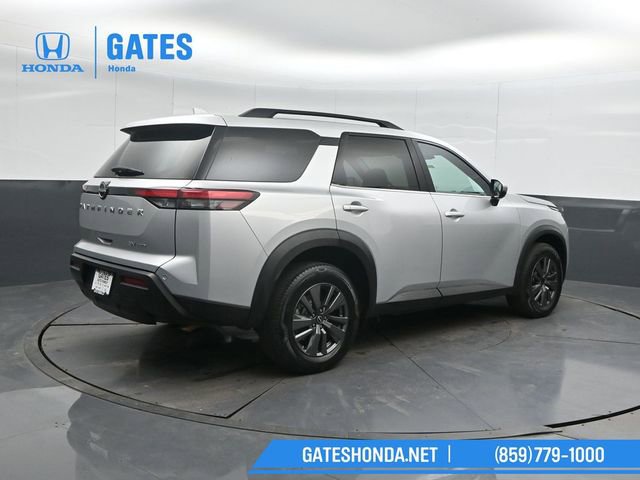 Used 2023 Nissan Pathfinder SV image 2