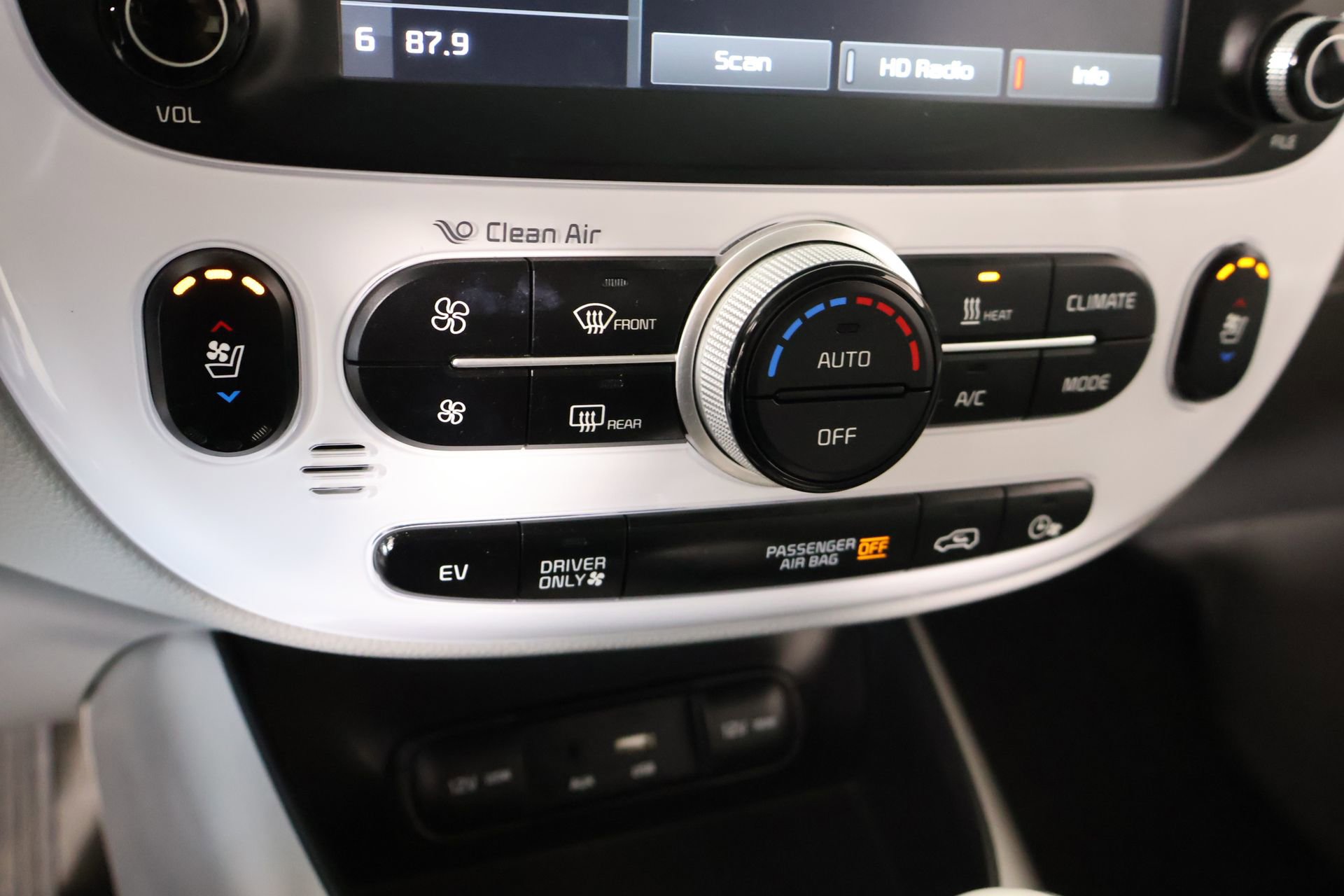 Used 2018 Kia Soul EV + image 8