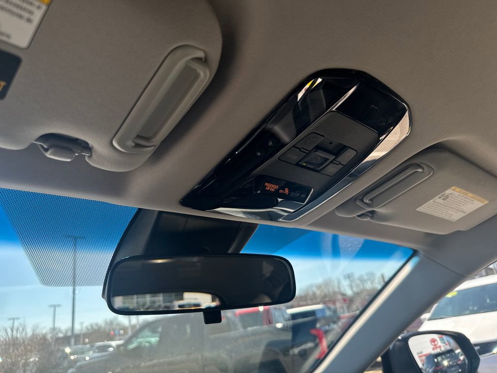 Used 2023 Toyota Venza LE AWD/4WD image 29