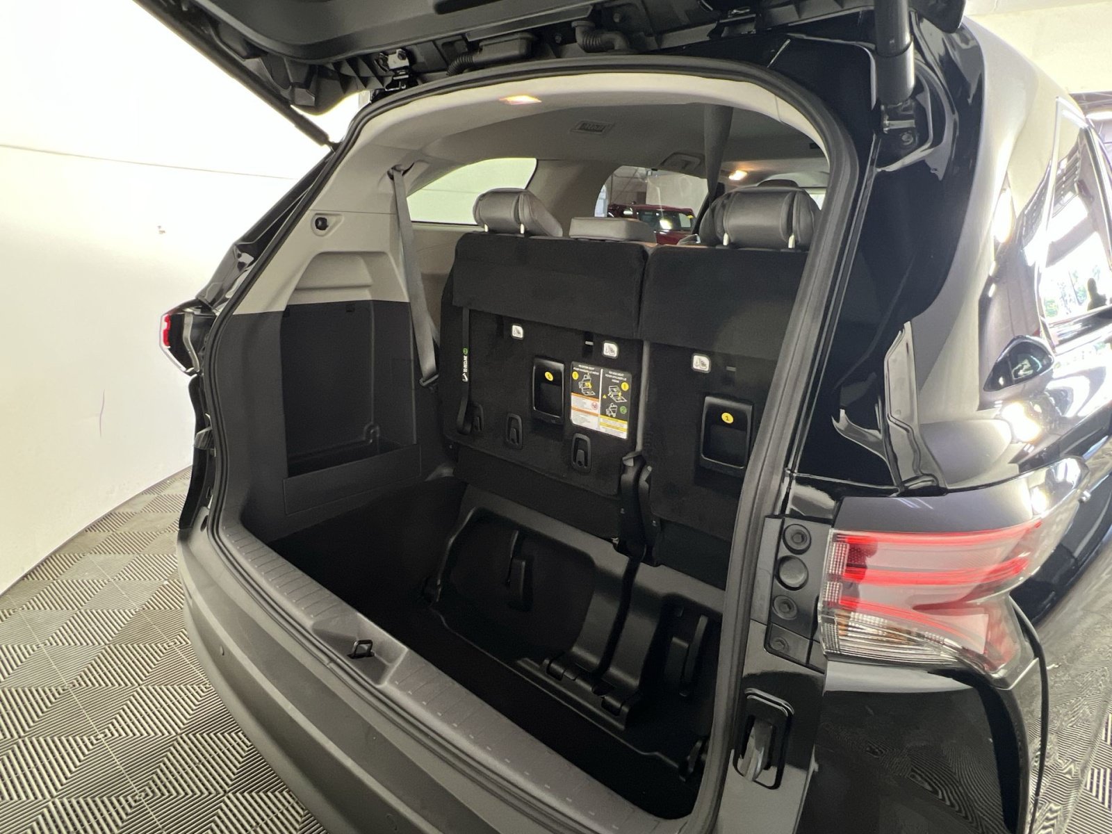 Used 2022 Toyota Sienna XLE FWD image 27