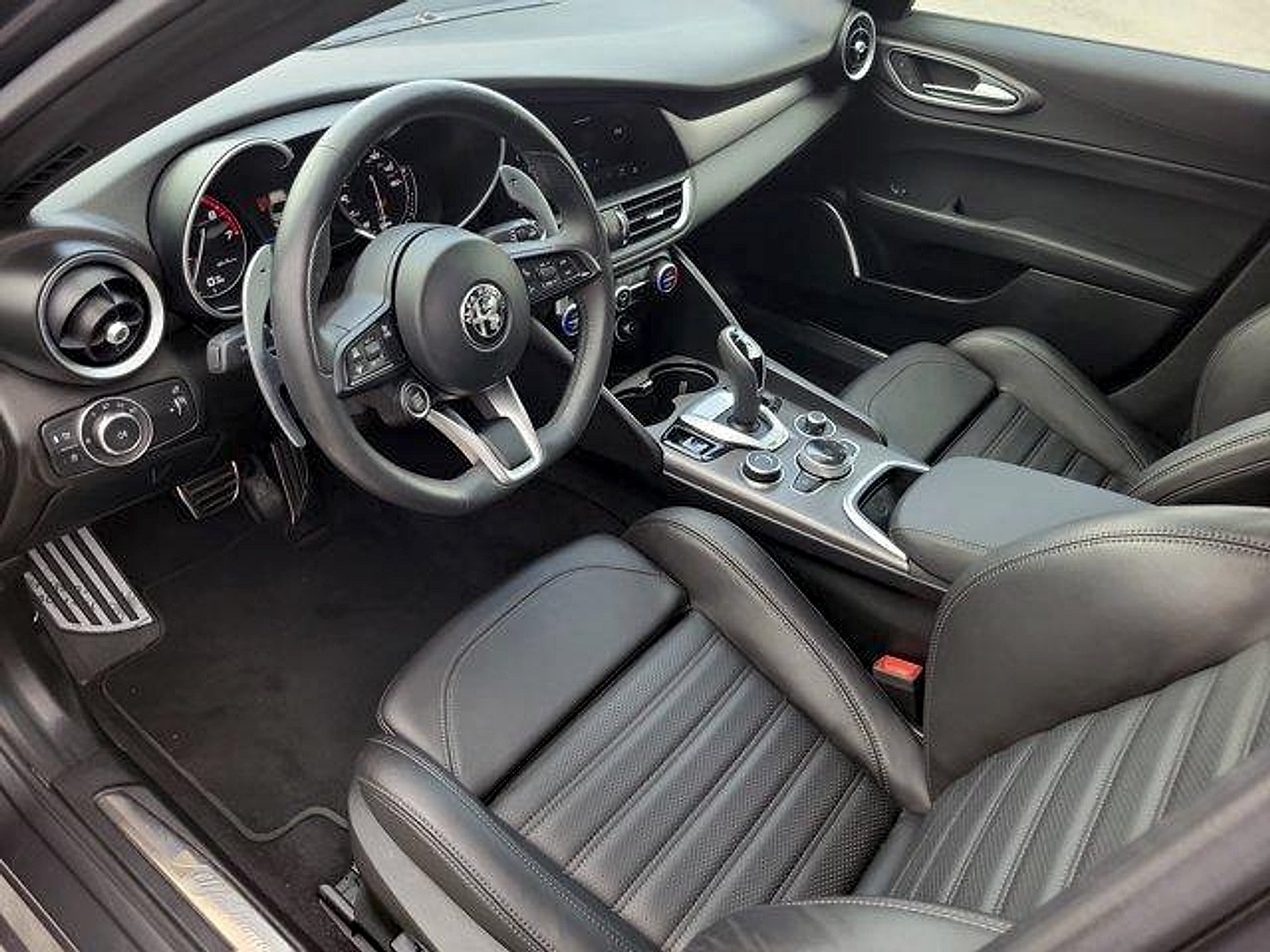 Used 2022 Alfa Romeo Giulia Veloce RWD image 14