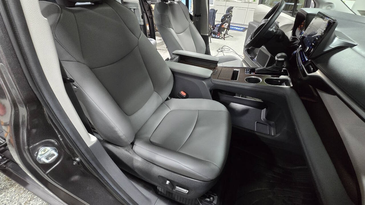 Used 2024 Toyota Sienna XLE w/ XLE Plus Package AWD/4WD image 19