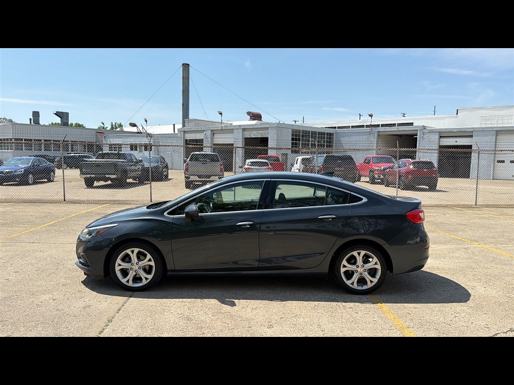 Used 2018 Chevrolet Cruze Premier FWD image 3