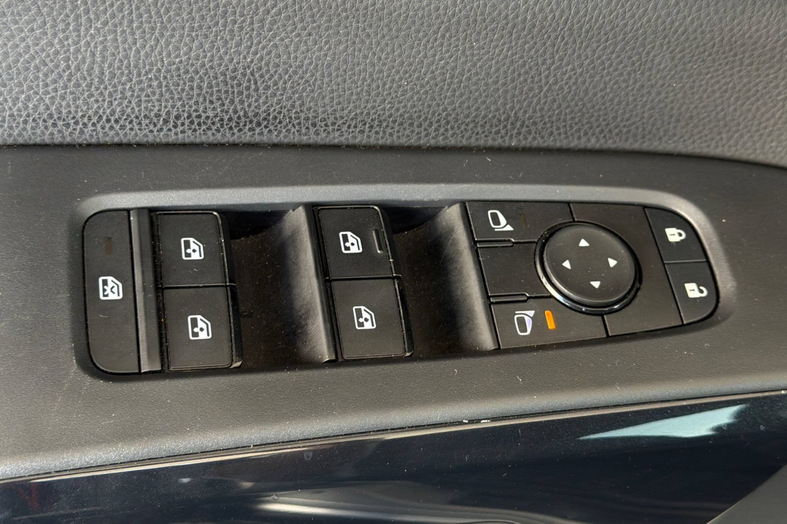 Used 2025 Nissan Pathfinder S FWD image 12