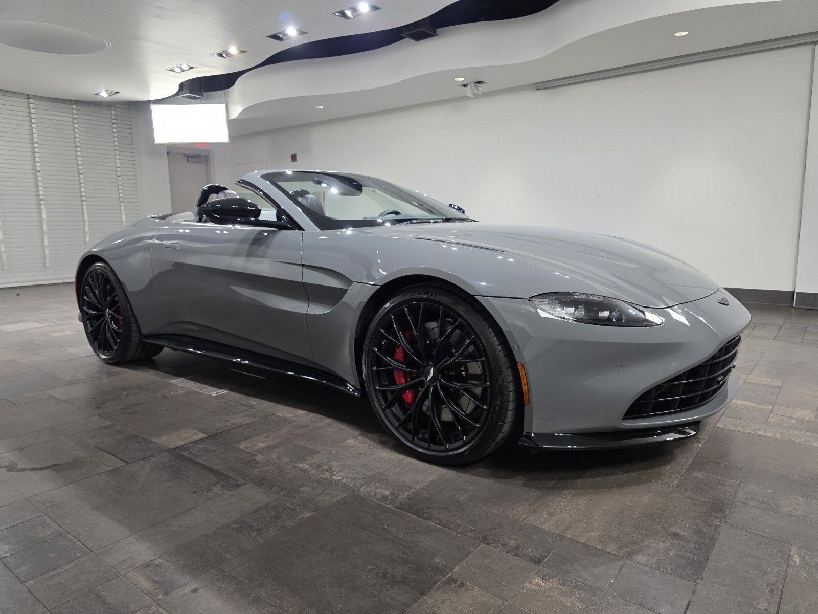 Used 2023 Aston Martin V8 Vantage Roadster image 1