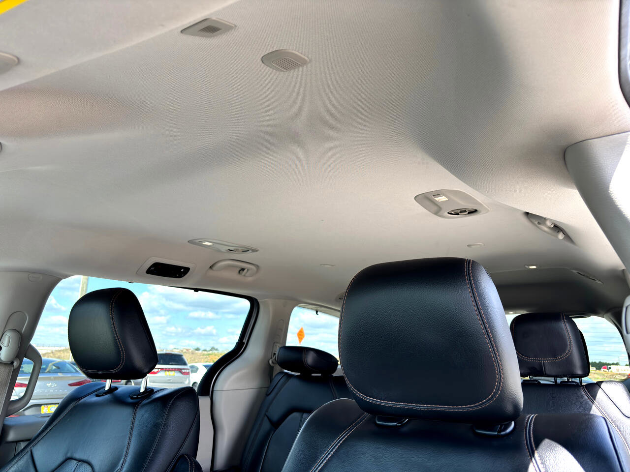 Used 2018 Chrysler Pacifica Touring-L image 18