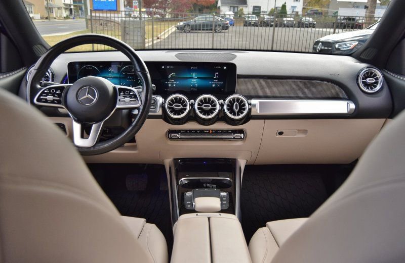 Used 2021 Mercedes-Benz GLB 250 4MATIC w/ Premium Package image 22