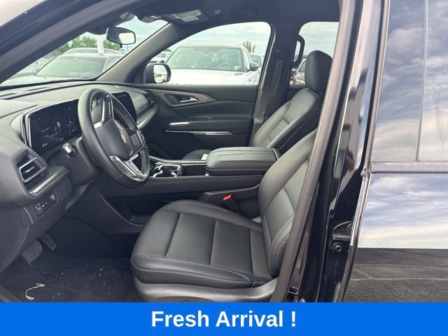 Used 2026 Chevrolet Traverse LT FWD image 2