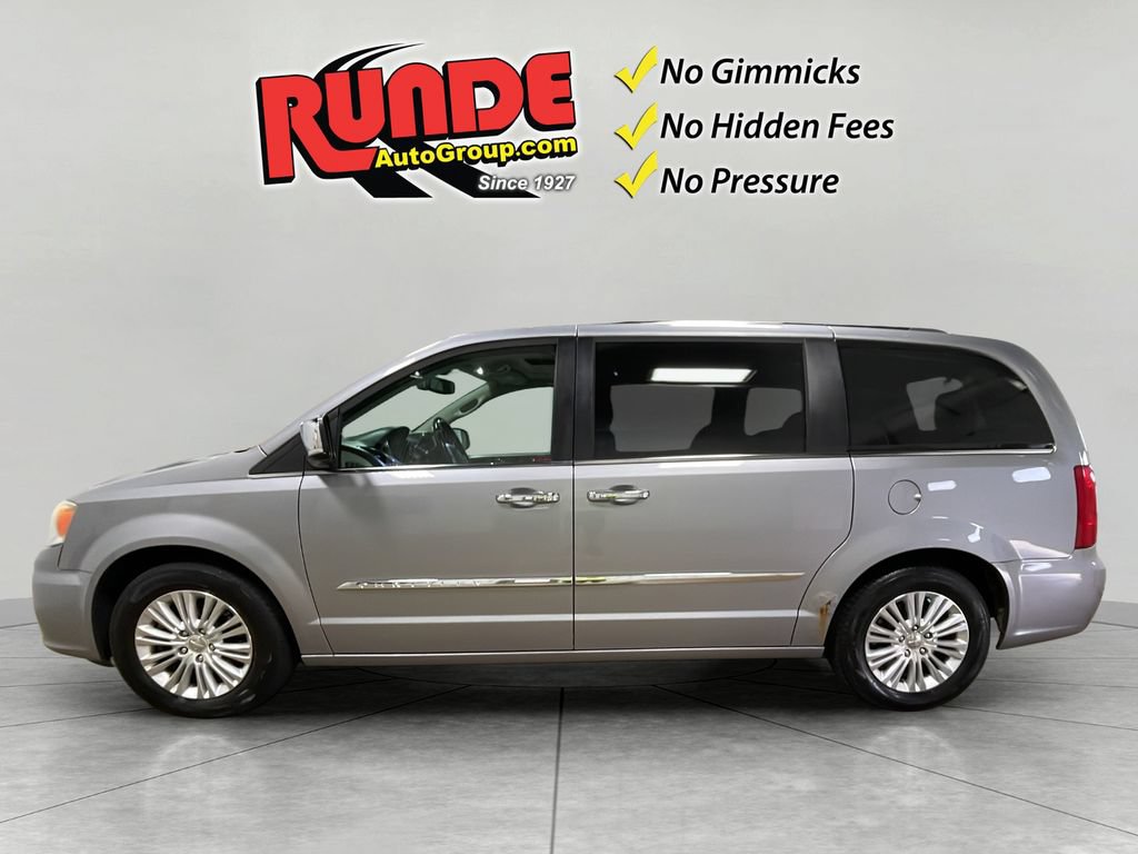 Used 2015 Chrysler Town & Country Limited Platinum FWD image 3