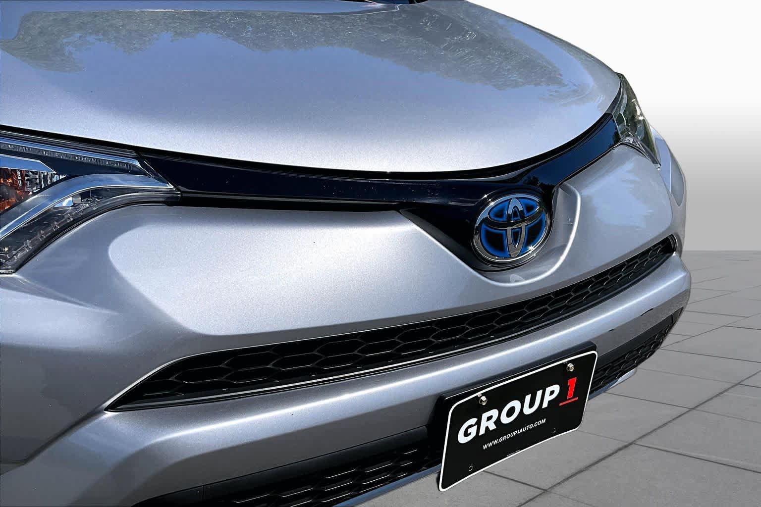 Used 2018 Toyota RAV4 SE AWD/4WD image 32