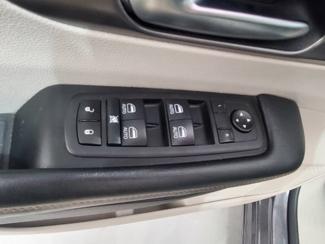 Used 2020 Chrysler Pacifica Touring-L Plus w/ Advanced Safetytec Group FWD image 17
