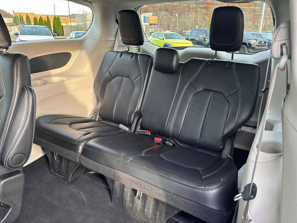 Used 2024 Chrysler Pacifica Touring-L image 42
