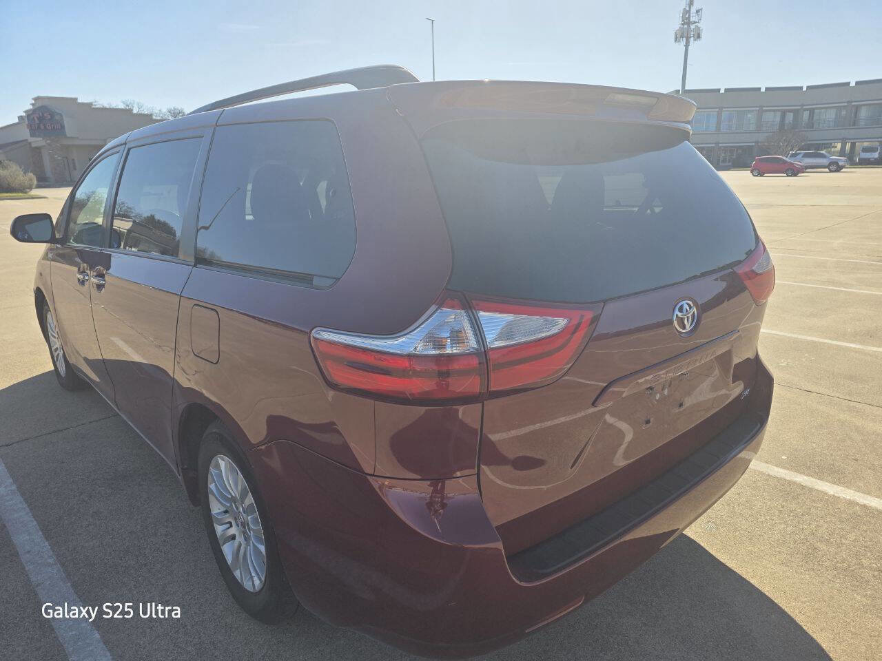 Used 2015 Toyota Sienna XLE image 4