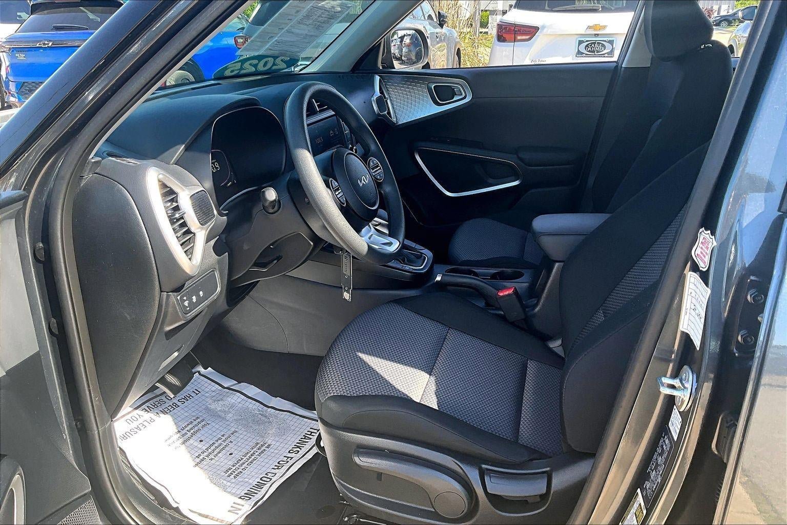 Used 2025 Kia Soul LX w/ LX Technology Package FWD image 17