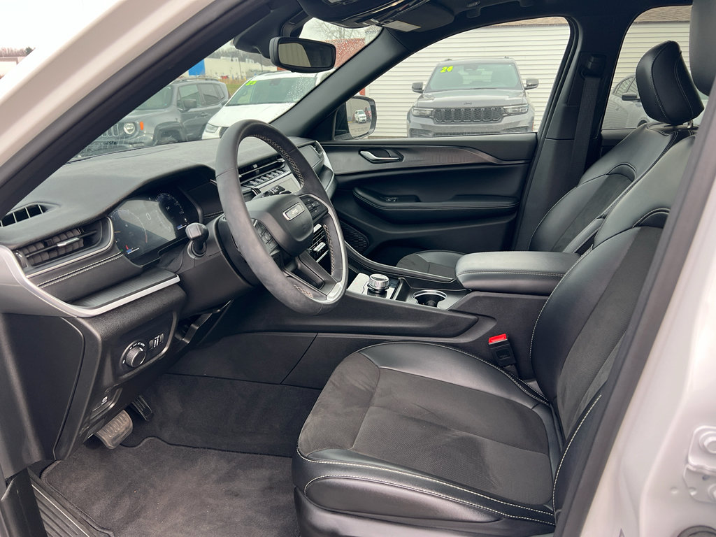 Used 2024 Jeep Grand Cherokee Altitude AWD/4WD image 11