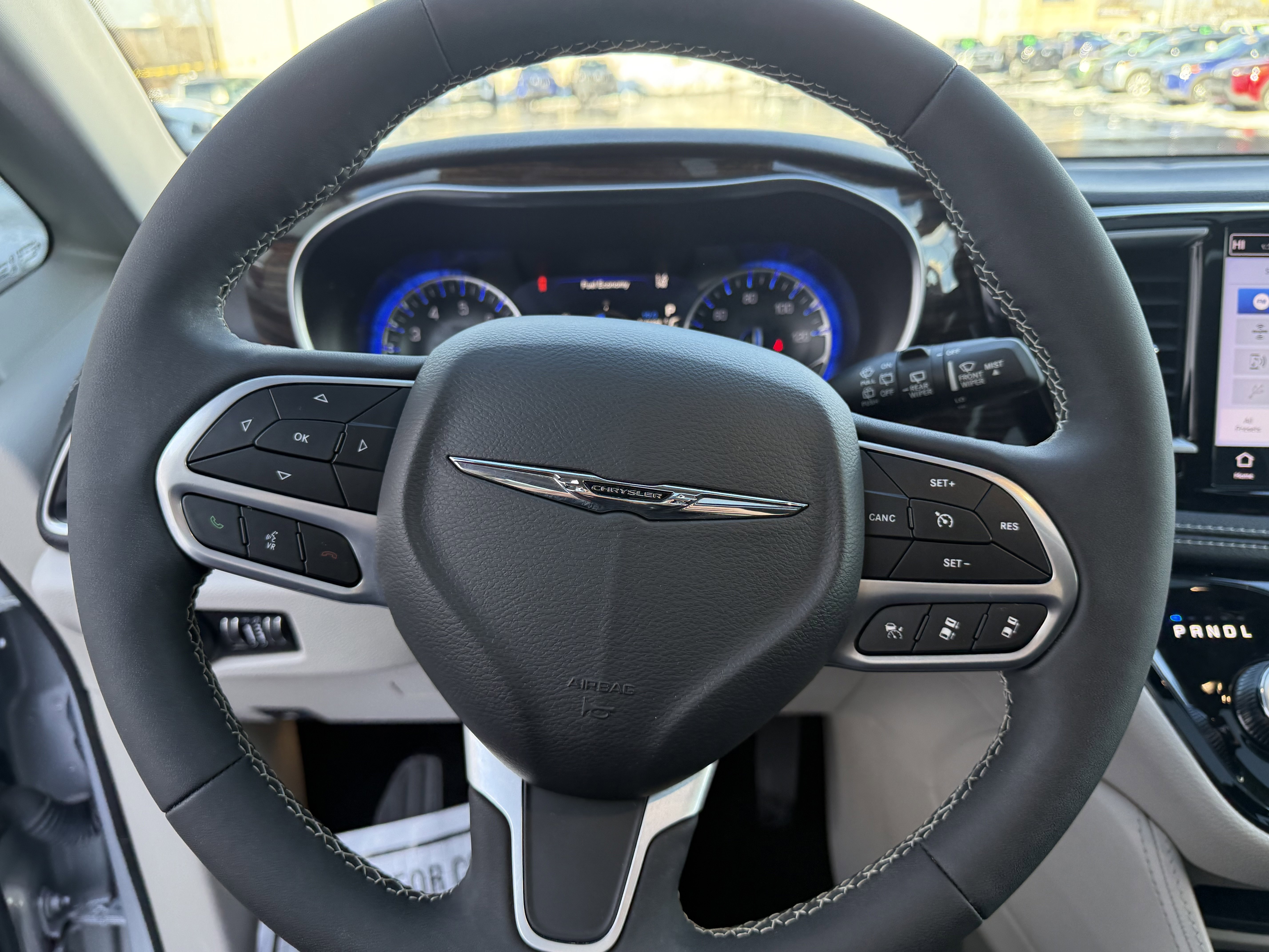 Used 2023 Chrysler Pacifica Limited image 14