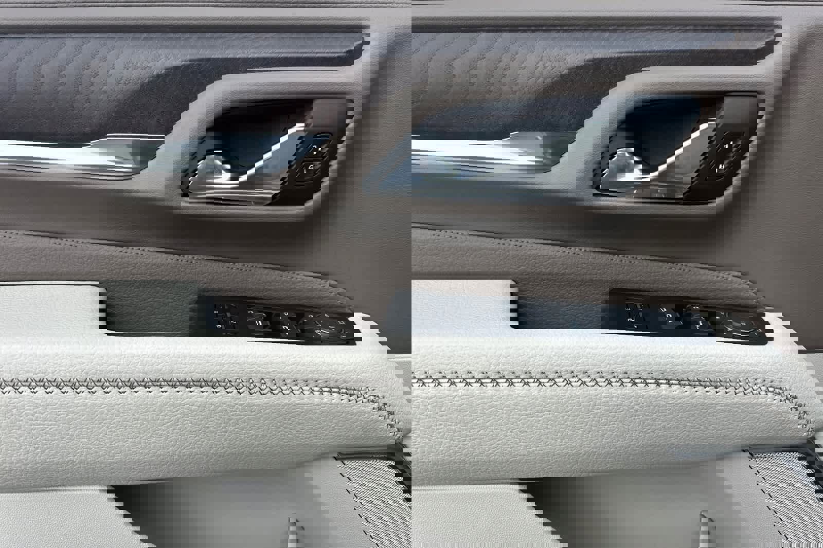 Used 2023 GMC Yukon XL Denali w/ Max Trailering Package image 12