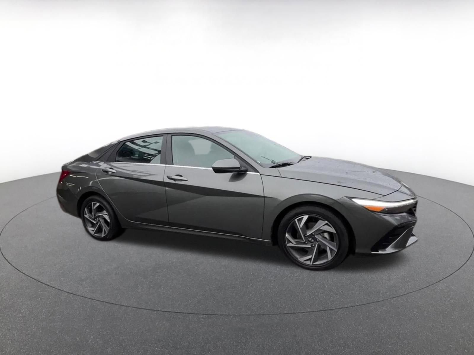 Used 2025 Hyundai Elantra SEL FWD image 2