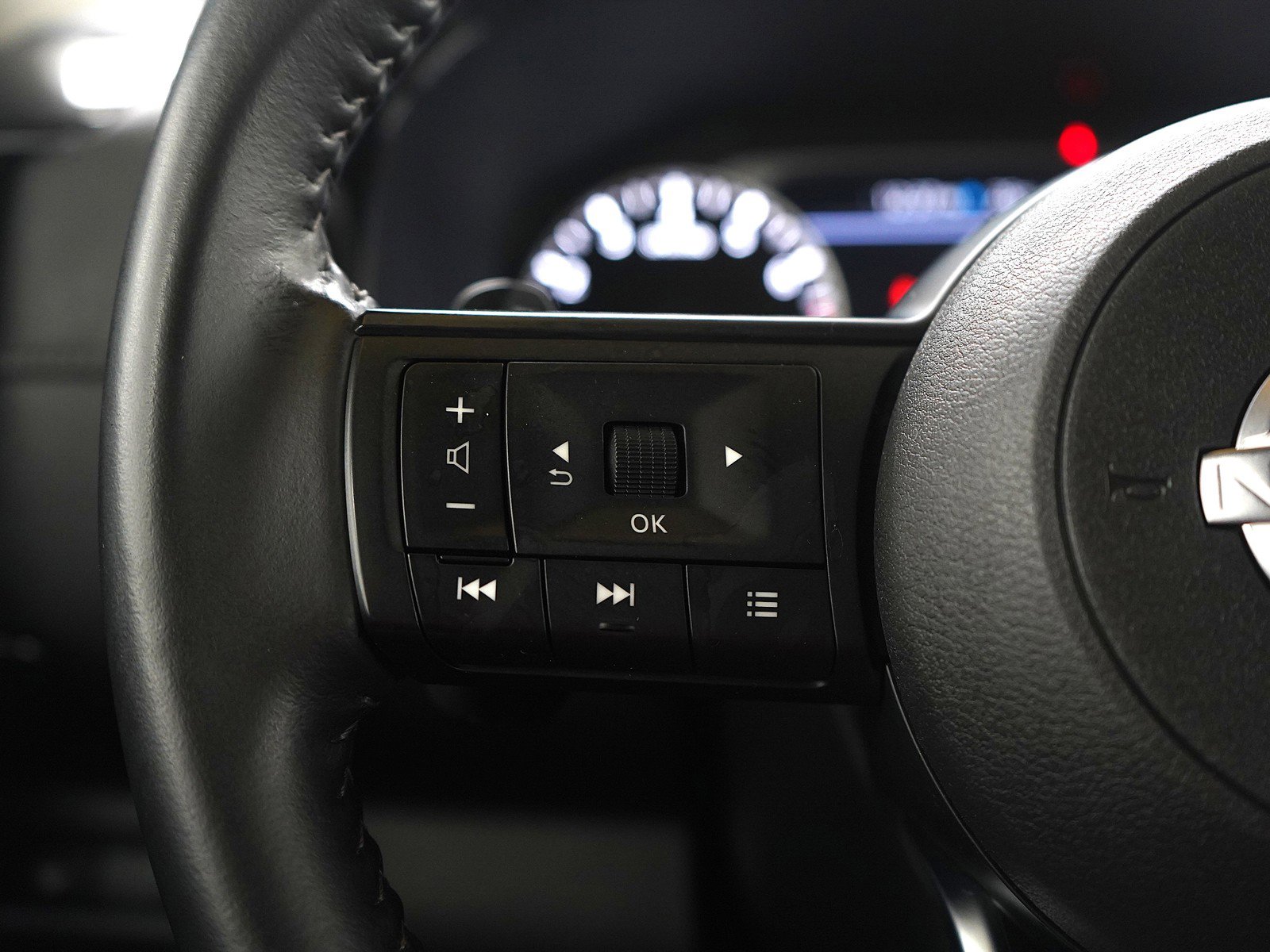 Used 2024 Nissan Pathfinder SV image 27