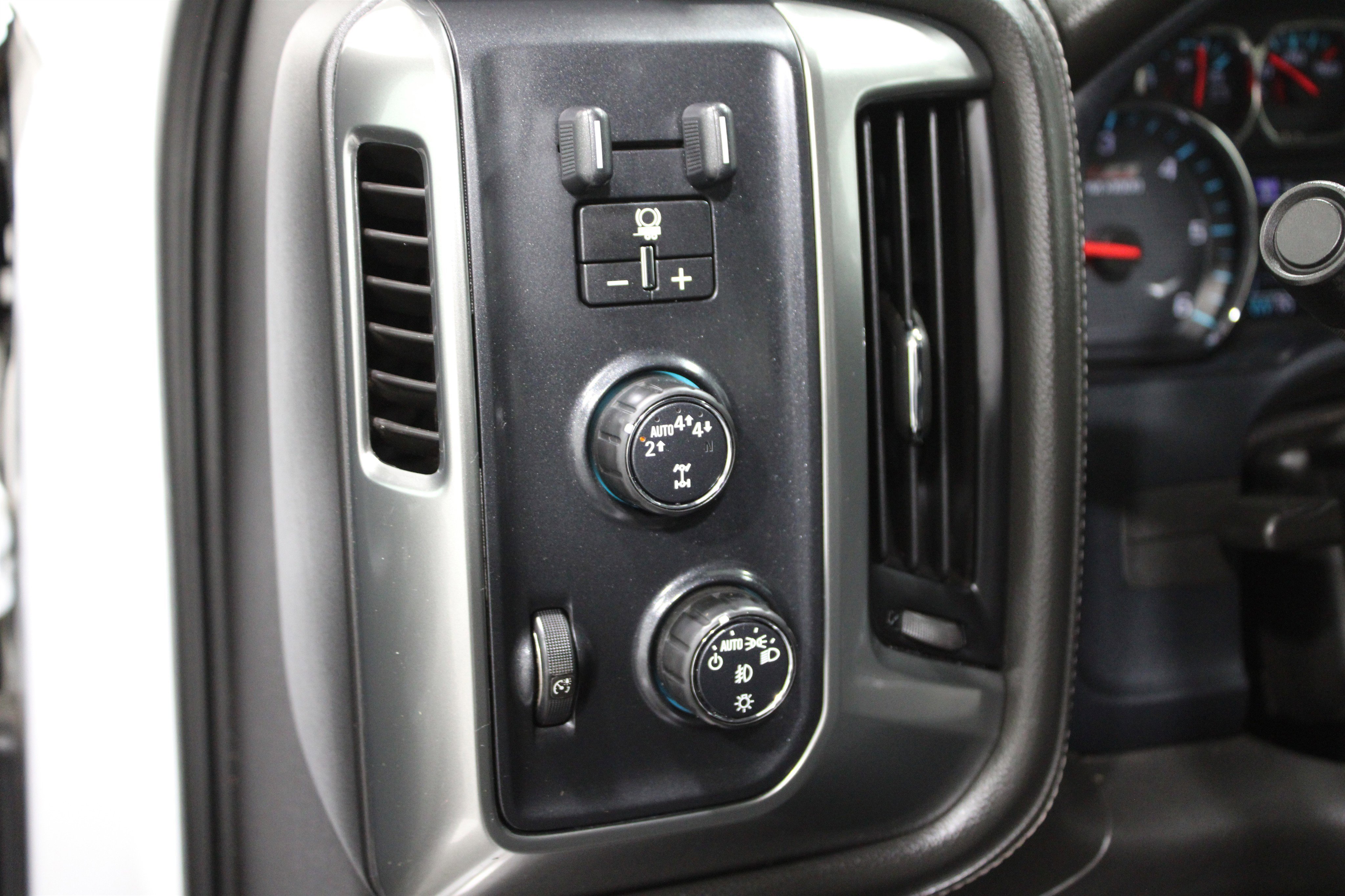 Used 2018 Chevrolet Silverado 1500 LTZ Z71 w/ LTZ Plus Package image 9