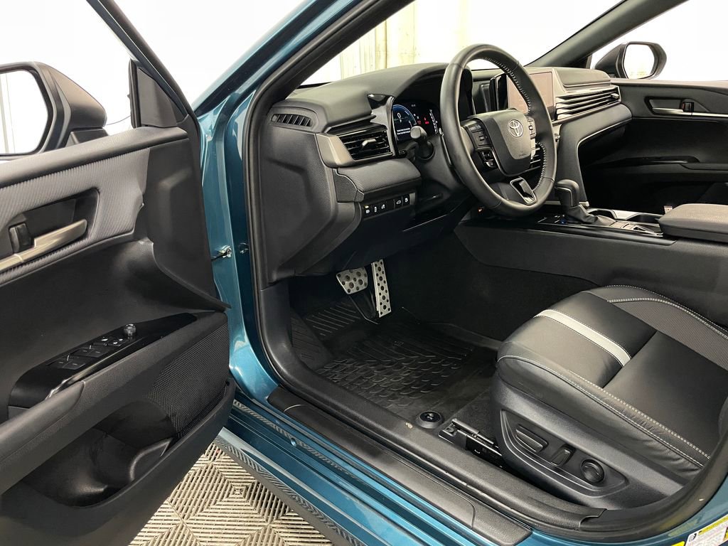 Used 2025 Toyota Camry SE image 18