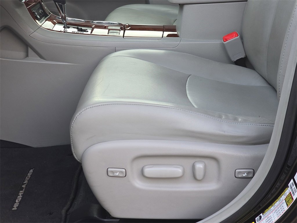 Used 2013 Toyota Highlander Limited image 29