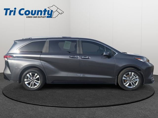 Used 2025 Toyota Sienna Limited image 9