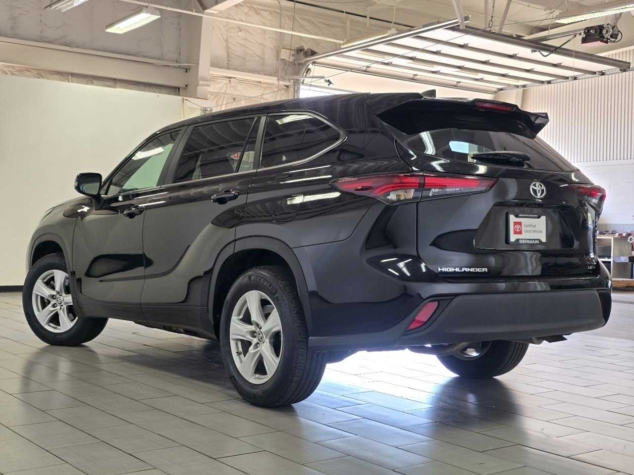 Certified 2025 Toyota Highlander LE FWD image 12