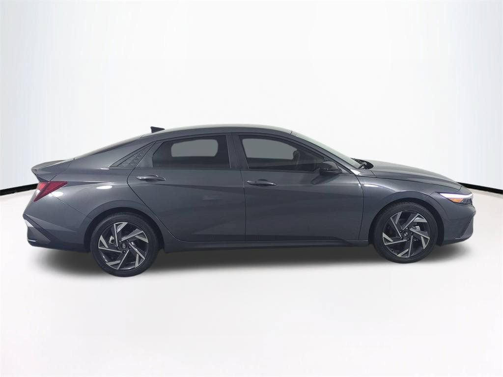 Used 2025 Hyundai Elantra Sport FWD image 4