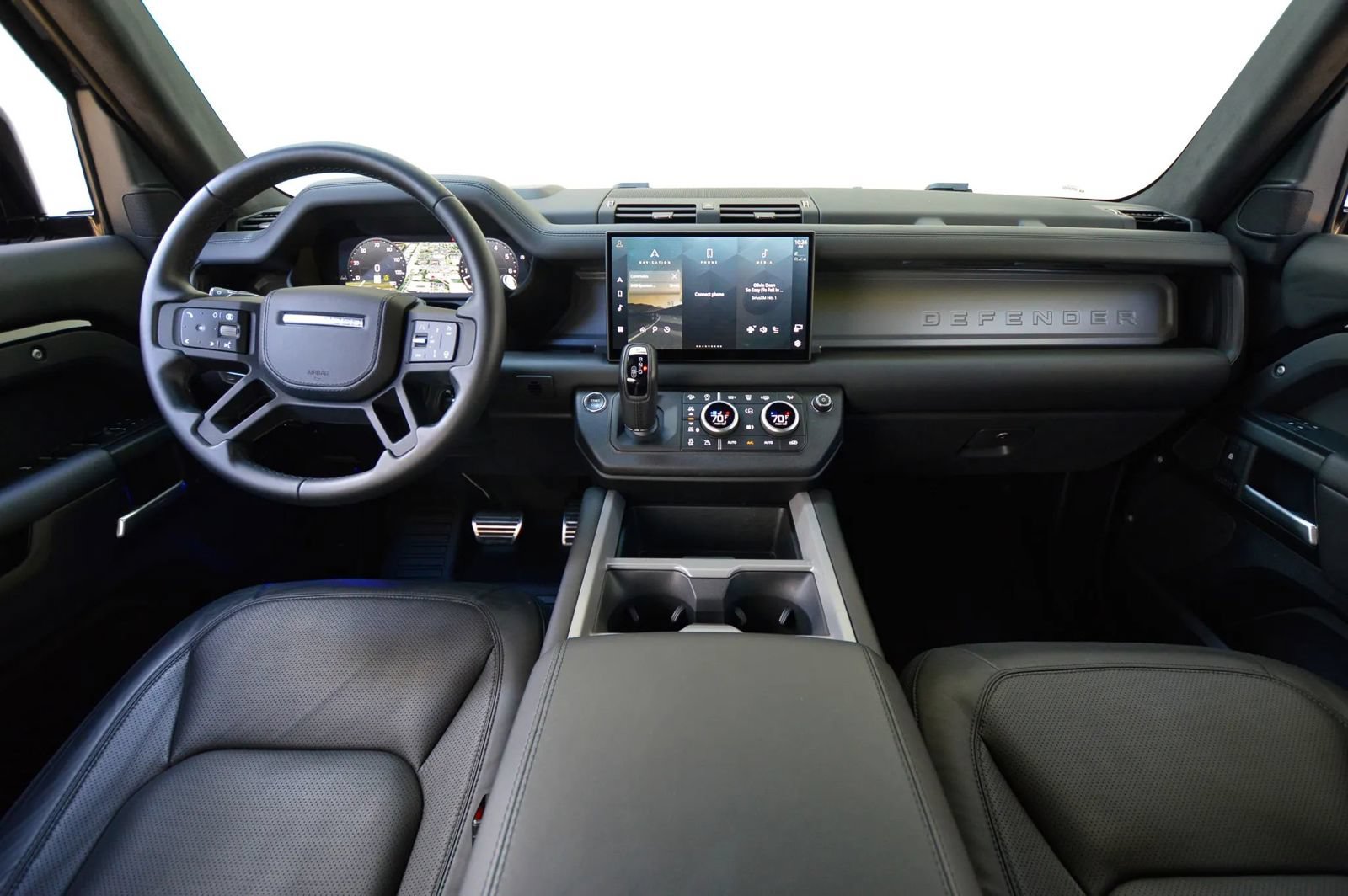 Used 2025 Land Rover Defender 130 V8 AWD/4WD image 33